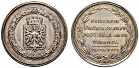 Nürnberg, Stadt
Silbermedaille 1826 von A.P. Dallinger, auf die 300-Jahrfeier des Alten Gymnasiums. In einem Eichenkranz das mit der Mauerkrone bedec...