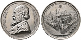 Nürnberg, Stadt
Silbermedaille 1892 von L.Chr. Lauer, auf den Tod August Ottmars von Essenwein. Dessen Brustbild nach links / Ansicht des Germanische...