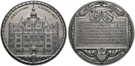 Nürnberg, Stadt
Große mattierte Silbermedaille 1897 von F. König und Lauer, auf die Grundsteinlegung des Amts­gebäudes am Fünferplatz. Gebäudeansicht...