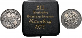 Nürnberg, Stadt
Mattierte Silbermedaille 1897 von C. Balmberger, auf den gleichen Anlass. Stadtansicht von Osten in Kartusche, darunter Schützenemble...
