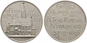 Nürnberg, Stadt
Matt versilberte Bronzemedaille 1898 von Lauer, auf die Grundsteinlegung zur St. Peterkirche (an der Regensburger Straße). Kirchenans...