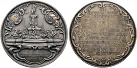 Nürnberg, Stadt
Große mattierte Silbermedaille 1902 von Lauer, auf die Enthüllung des Neptunbrunnens auf dem Hauptmarkt. Ansicht des Brunnens mit sei...