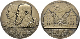 Nürnberg, Stadt
Matt vergoldete Silbermedaille 1907 von Lauer, auf die 50-Jahrfeier der Königsstiftungshäuser. Die Büsten König Maximilians II. und d...