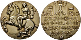 Nürnberg, Stadt
Vergoldete Silbermedaille 1910 von M. Heilmaier, auf die Einweihung des Künstlerhauses. Nacktes Mädchen auf nach links galoppierendem...