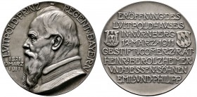 Nürnberg, Stadt
Mattierte Silbermedaille 1911 von M. Heilmaier, auf die Eröffnung des Luitpoldhauses. Büste des Prinzregenten nach links / Achtzeilig...