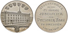 Sachsen-Dresden, Stadt
Silbermedaille 1897 auf das 25-jährige Jubiläum der Dresdner Bank. Ansicht des Hauptgebäudes in der König-Johann-Straße, darüb...