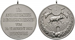 SCHÜTZEN
Anhaltinisches Bundesschießen
15. Anhaltinisches Bundesschießen zu Bernburg 1932. Tragbare, mattierte Silbermedaille unsigniert. Sechs Zeil...