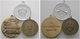 SCHÜTZEN
Bundesschießen des Harzer Schützenbundes
Lot (3 Stücke): Tragbare Alumedaille 1897 Seesen; tragbare Bronzemedaille 1951 Goslar sowie 1964 O...