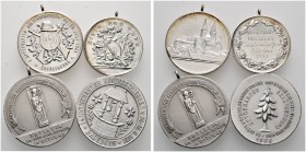 SCHÜTZEN
Unterharzer Bundesschießen
Lot (4 Stücke): Tragbare, versilberte Bronzemedaille 1921 Quedlinburg; Tragbare, mattierte Silber­medaille 1929 ...