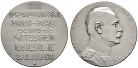SCHÜTZEN
Verbandsschießen Baden-Mittelrhein-Pfalz
24. Verbandsschießen zu Karlsruhe 1910. Mattierte Silbermedaille von R. Mayer. Acht Zeilen Schrift...