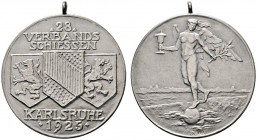 SCHÜTZEN
Verbandsschießen Baden-Mittelrhein-Pfalz
28. Verbandsschießen zu Karlsruhe 1925. Tragbare, mattierte Silbermedaille von H. Ehehalt. Drei Wa...