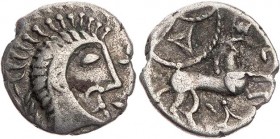 BRITANNIEN ICENI
Boudicca, 61 n. Chr. AR-Drachme Vs.: Kriegerkopf mit gekälktem Haar n. r., links Palmzweig, Rs.: Pferd n. r., oben Himmelssymbol, un...