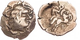GALLIEN PICTONES
 EL-Stater, Typ à la main um 80-60 v. Chr. Vs.: Kopf n. r., umgeben von Perlschnüren, Rs.: androkephales Pferd mit Lenker n. r., unt...