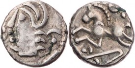 GALLIEN SEQUANI
Togirix AR-Quinar um 50-30 v. Chr. Vs.: [TOGIRIX], stilisierter Kopf der Roma mit Helm n. l., Rs.: [TOGIRIX], stilisiertes Pferd n. l...