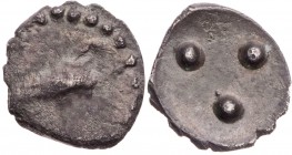 SIZILIEN AKRAGAS
 AR-Trionkion/Tetras 450-440 v. Chr. Vs.: Adler steht n. r., Rs.: drei Wertkugeln wohl unpubliziert. 0.11 g. RRR dunkle Tönung, ss/v...