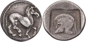 MAKEDONIEN, KÖNIGREICH
Alexander I., 495-452 v. Chr. AR-Tetrobol 480-476 v. Chr. Vs.: Pferd schreitet n. r., Rs.: korinthischer Helm n. l. in vertief...