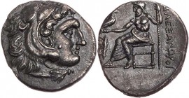 MAKEDONIEN, KÖNIGREICH
Alexander III., 336-323 v. Chr. AR-Drachme 323-319 v. Chr. (postum) Milet Vs.: Kopf des Herakles mit Löwenskalp n. r., Rs.: Ze...