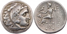MAKEDONIEN, KÖNIGREICH
Alexander III., 336-323 v. Chr. AR-Drachme 301-297 v. Chr. (postum) Kolophon Vs.: Kopf des Herakles mit Löwenskalp n. r., Rs.:...