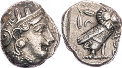 ATTIKA ATHEN
 AR-Tetradrachme um 350-340 v. Chr. Vs.: Kopf der Athena mit Helm und Lorbeer n. r., Rs.: Eule steht n. r., Kopf v. v., links oben Ölzwe...