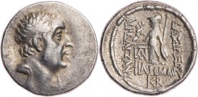 KAPPADOKIEN, KÖNIGREICH
Ariobarzanes I. Philorhomaios, 96-63 v. Chr. AR-Drachme 74/73 v. Chr. (= Jahr 22) Vs.: Kopf mit Diadem n. r., Rs.: Athena nik...