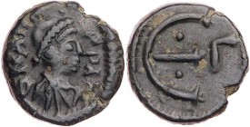 BYZANZ
Anastasius I., 491-518. AE-Pentanummium 517/518 Constantinopolis, 3. Offizin Vs.: D N ANA · PP AV, gepanzerte und drapierte Büste mit Perlendi...