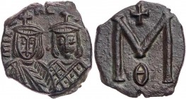BYZANZ
Michael II. der Amorier mit Theophilos, 821-829. AE-Follis Syrakus Vs.: Büste des Michael II. in Chlamys und des Theophilos in Loros mit Kreuz...