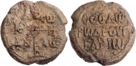 Theodoros, Drungarios, um 820-840. Bleisiegel Vs.: Kreuzmonogramm mit Tetragramm, Rs.: 3 Zeilen Schrift Z/V -. 17.16 g. RR beigebraune Patina, s-ss/ss...