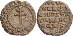 Eustathios, basilikos Protospatharios & epi ton Deeseon, um 860-880. Bleisiegel Vs.: Stufenkreuz im Perlkreis, Rs.: 5 Zeilen Schrift Laurent II 116, 2...