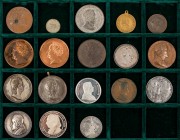 LOTS UND LITERATUR
 Lot Medaillen Verschiedene Medaillen aus Bronze (z.T. versilbert), Kupfer, Eisen, Zinn und Silber zum Thema Weimarer Klassik, dar...