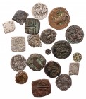 INDIEN
 Lot Silber- und Bronzemünzen Altindische Kleinmünzen aus Silber und Bronze, darunter Samanta Deva, Drachmen (3); "Punchmarked" Stücke (3); 1/...