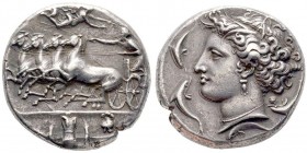 Dionysius I 405-367 avant J.-C.
Décadrachme, Syracuse, AG 43.06 g
Avers : Quadrige bondissant à gauche conduit par un aurige, tenant les rênes et l...