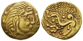CELTIQUES
Statère d'or, Parisii (région de Paris), 1er siècle av. J.-C., AU 6.85 g.
Avers : Tête stylisée d'Apollon à droite, les cheveux disp...