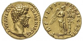 Lucius Verus 161-169
Aureus, Rome, 163-164, AU 6.84 g.
Avers : L VERVS AVG ΛRMENIACVS Tête nue à droite Revers : TR P IIII IMP II COS II Victoria de...
