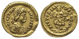 OSTROGOTHS
Théoderic 493-526
Tremissis au nom et au type de Justinien Ier (527-565), Rome, 527-536, AU 1.43 g.
Ref : Hahn 29, MEC 123
Conservation : T...