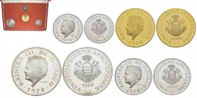Monaco, Rainier 1949-2005
Coffret avec 100 Francs argent, 1000 et 2000 Francs en platine
et 3000 Francs or, 1974, AG 37.1 g., Platine 9.97 g et 19.98 ...