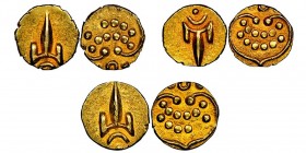 Maratha Confederacy 1820-1830
Lot de 3 pieces de Fanam, AU 0.33 g. chaque
Conservation : NGC AU58, AU58, MS62