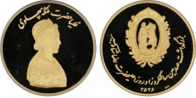 IRAN
Muhammad Reza Pahlavi Shah SH 1320-1358 (1941-1979)
Médaille en or, MS2536 (1977), Tadj Ol-Molouk, AU 30 g. 900‰ 40mm
Conservation : PCGS PROOF ...