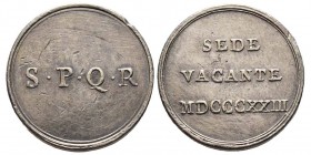 Sede Vacante 1823 
Medaglia in metallo bianco emessa dai Conservatori della Città di Roma, 17.39 g., 30.62 mm
Avers : S P Q R nel campo
Revers : SEDE...