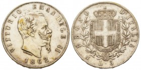 Vittorio Emanuele II 1861-1878 - Re d'Italia
5 Lire, Napoli, 1862, AG 24.93 g.
Ref : MIR 1082b (R), Pag. 483 
Conservation : TTB. Rare
