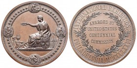 Médaille, Exposition de Philadelphie, 1876, bronze 266 g. 75.3mm
Avers : L'Amérique assise à gauche couronnant les Arts et l'Industrie, couronne d'éto...