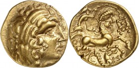GAULE
Aulerques Diablintes (IIème siècle av. J.C.). Statère d’or.
Av. Profil apollinien lauré, à droite. Sous l’oreille pendentif à trois points. Rv...