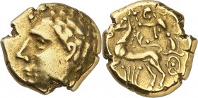 GAULE
Arvernes (Ière moitié du IIème siècle av. J.C.). Statère d’or type de Lapte, St-Uze.
Av. Profil apollinien à gauche, la chevelure faite de pet...