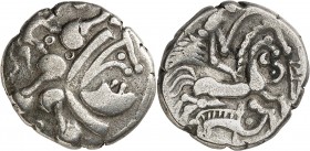 GAULE
Biaocasses (IIème - Ier siècle av. J.C.). Statère d’argent.
Av. Profil géométrique à droite. Rv. Cheval androcéphale à droite, au-dessous, san...