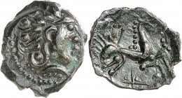 GAULE
Carnutes (fin de la guerre des Gaules). Bronze.
Av. Profil au nez bouleté à droite. Rv. Cheval ailé à droite, dessous, croix.
LT. 4216. DT. 2...