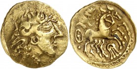 GAULE
Carnutes (IIème - Ier siècle av. J.C.). Statère d’or à la tête luniforme.
Av. Tête à droite Rv. Bige à droite, au-dessous, lyre.
LT. 5951. DT...