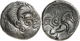GAULE
Coriosolites (fin de la Ière moitié du Ier siècle av. J.C.). Statère de billon. Classe III.
Av. Profil à droite à la chevelure disposée en tro...
