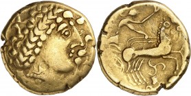 GAULE
Eduens (Cours du IIème siècle av. J.C.). Statère d’or. Type de Beaune.
Av. Profil lauré à droite. Triskèle entre le menton et la base du cou p...