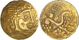 GAULE
Parisii (IIème siècle av. J.C.). Statère d’or classe V « type perlé et cheval à droite ».
Av. Tête stylisée d’Apollon à droite, les cheveux sé...