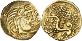 GAULE
Parisii (IIème siècle av. J.C.). Statère d’or. classe V.
Av. Profil à droite, mèches en croissant sur le front, décor en dents de loup sous la...