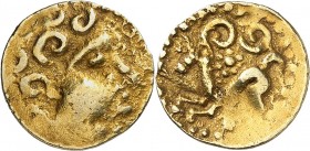 GAULE
Parisii (IIème siècle avant J.C.). 1/4 statère d’or.
Av. Profil à droite dont la chevelure est faite d’arcs de cercle. Rv. Cheval à gauche dis...